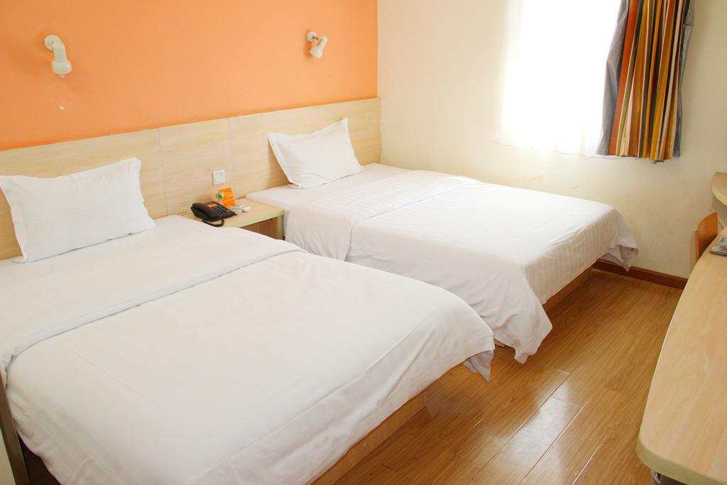 7Days Inn Beijing Railway Station Guangqu Gate Metro Station Exterior foto